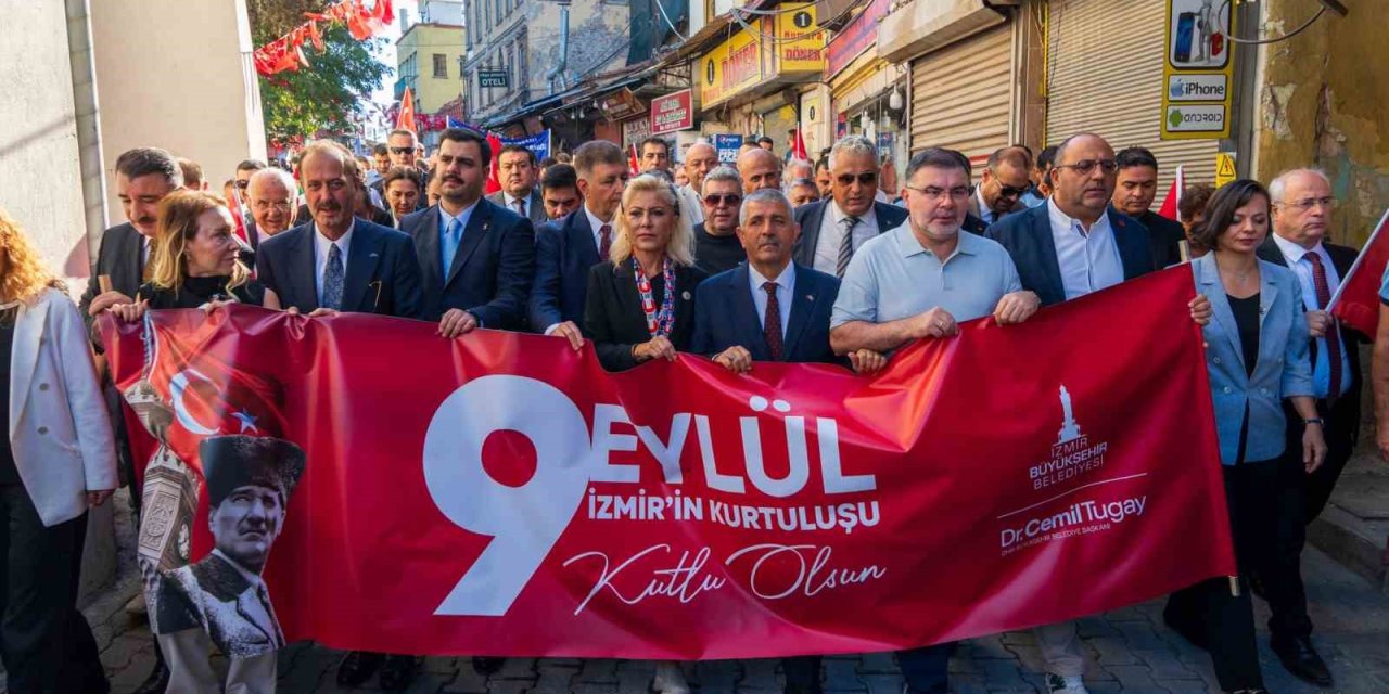 Düşman işgalinden kurtuluşa özel 350 metrelik bayrak caddelerde dalgalandı