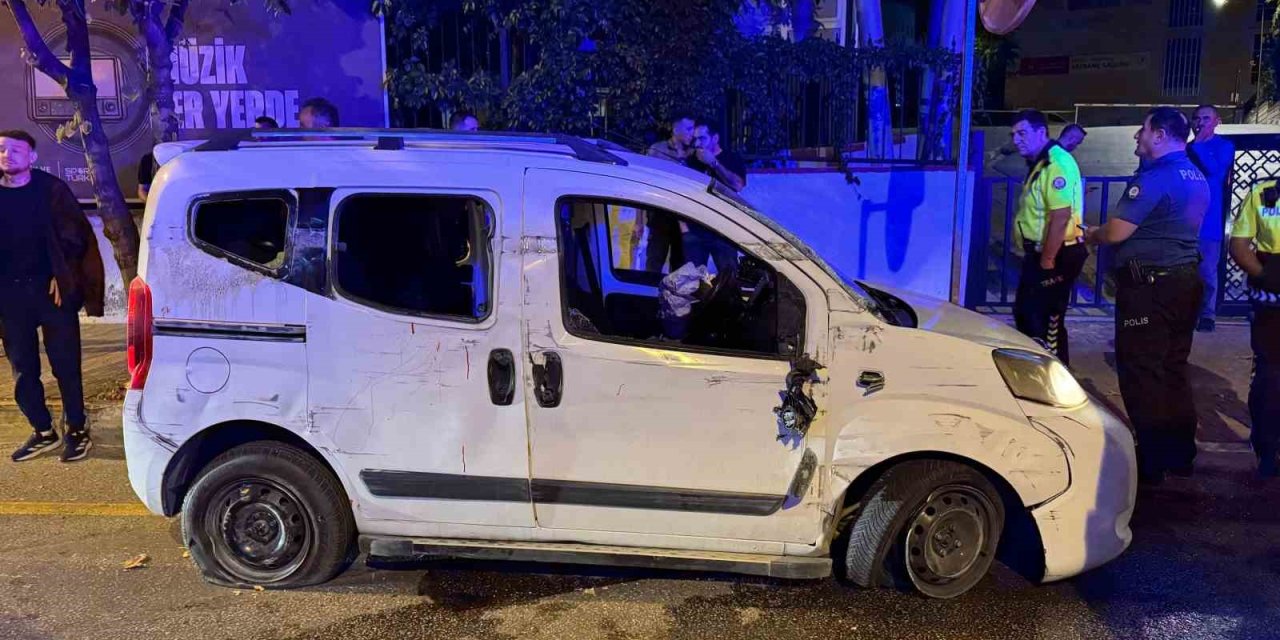 Kontrolden çıkan otomobil kaldırıma çarptı: 4 yaralı, 2 kişi kayıp