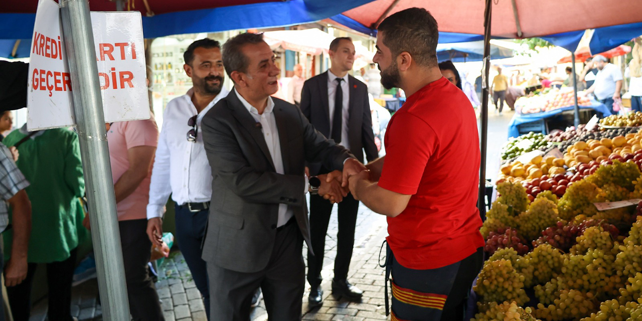Başkan Yetişkin, Salı Pazarı’nda vatandaşların nabzını tuttu