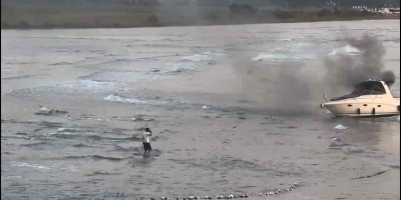 Akyaka’da tekne yangını