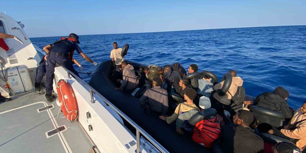 36 düzensiz göçmenin bulunduğu lastik bot arızalanınca Sahil Güvenlik kurtardı