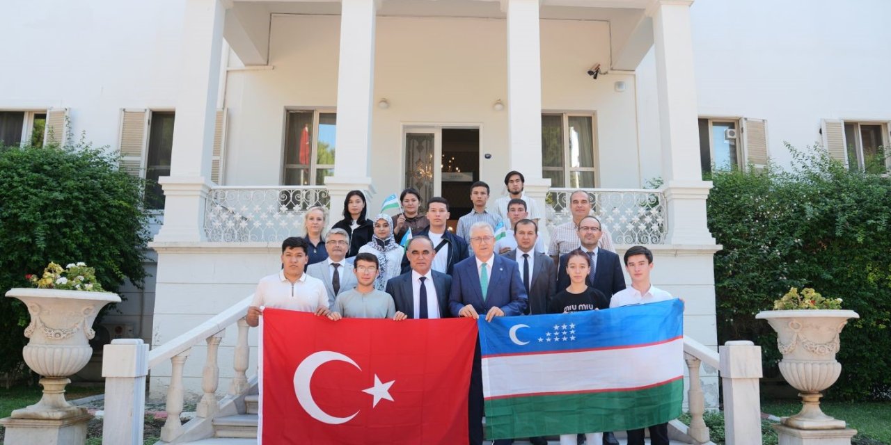 Rektör Prof. Dr. Budak, Özbek öğrencileri ağırladı