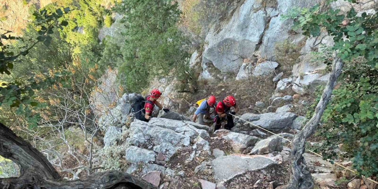 Fethiye’de kayalıklarda mahsur kalan Alman turisti JAK timi kurtardı