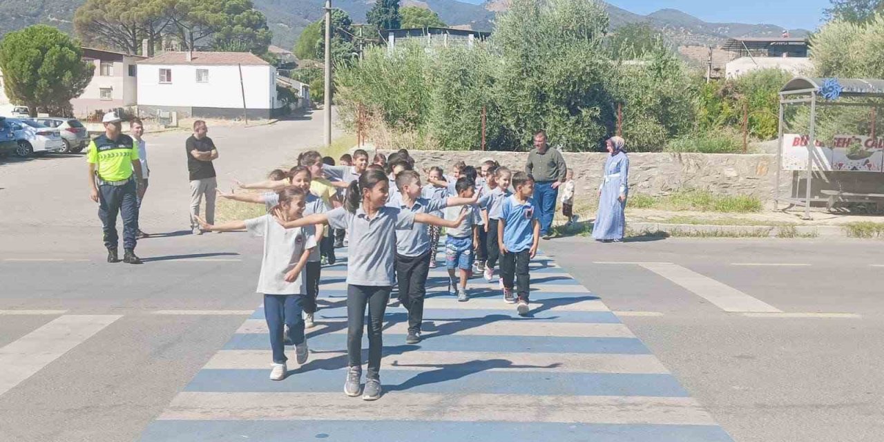 Karacasu’da öğrencilere trafik bilinci eğitimi