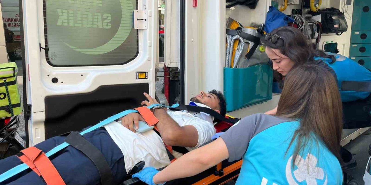 Motosiklet, park etmeye çalışan araca çarptı: 1 yaralı