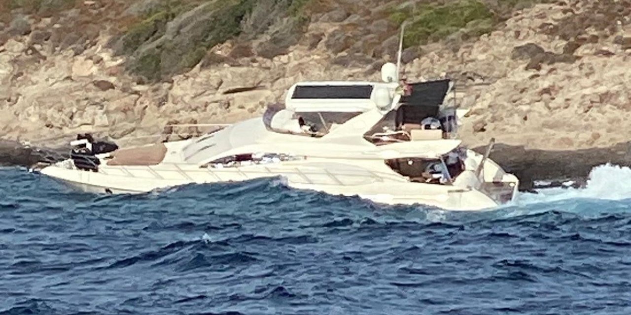 Bodrum’da motoryat, servis botuyla birlikte karaya vurdu