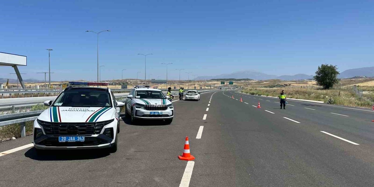 Dinlenme tesisinde unuttuğu arkadaşını almak için ters yönde ilerleyip trafiği tehlikeye attı