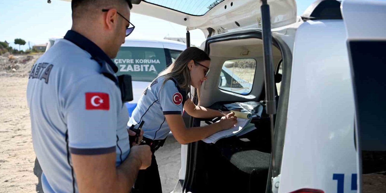 Kuşadası’nda kaçak moloz döken kamyon sürücüsü suçüstü yakalandı
