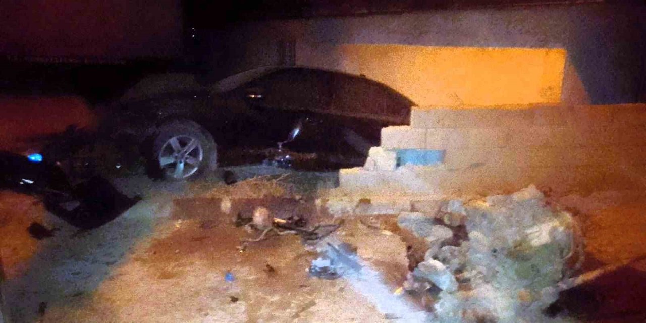 Duvarı yıkan lüks otomobil bahçeye daldı