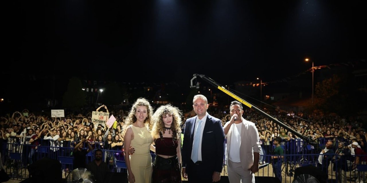 Sena Şener, 27. Çivril Elma Festivalinde unutulmaz bir gece yaşattı