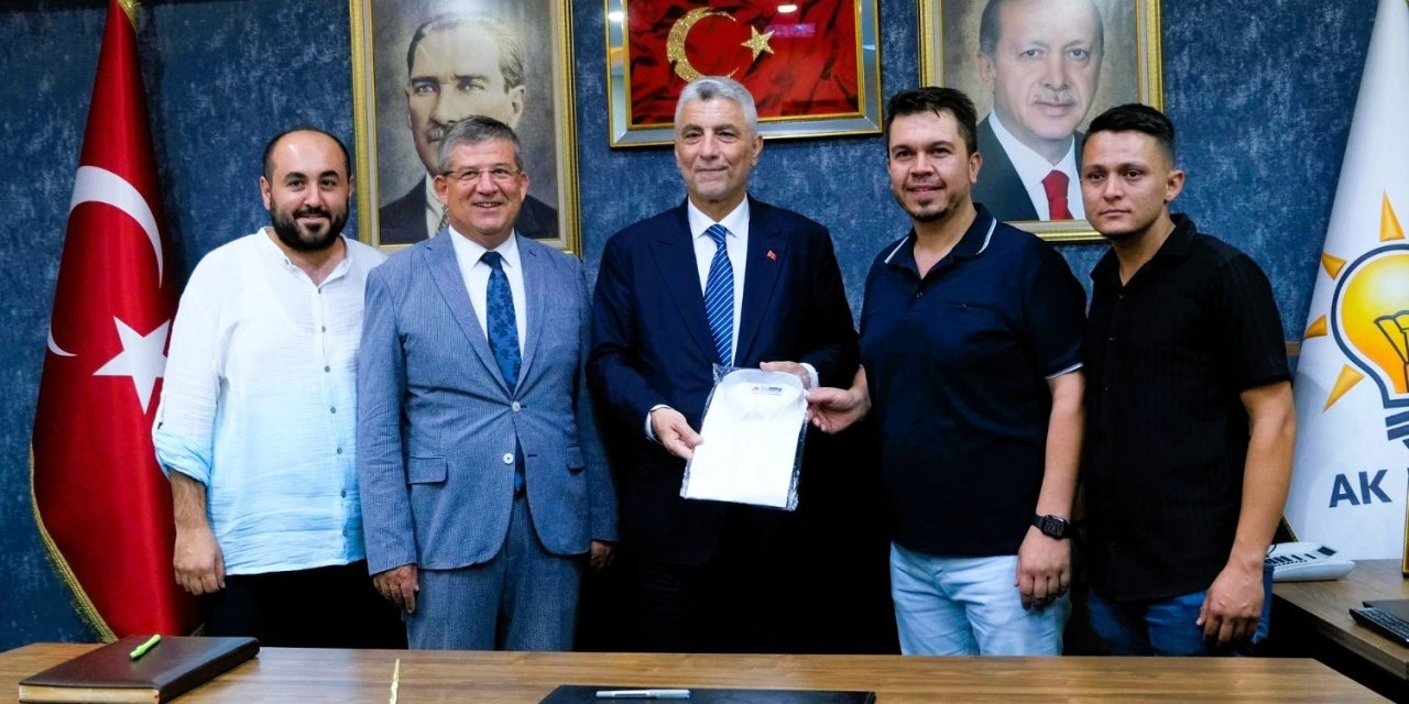 Bakan Bolat’a tescilli Buldan bezinden üretilen gömlek hediye edildi