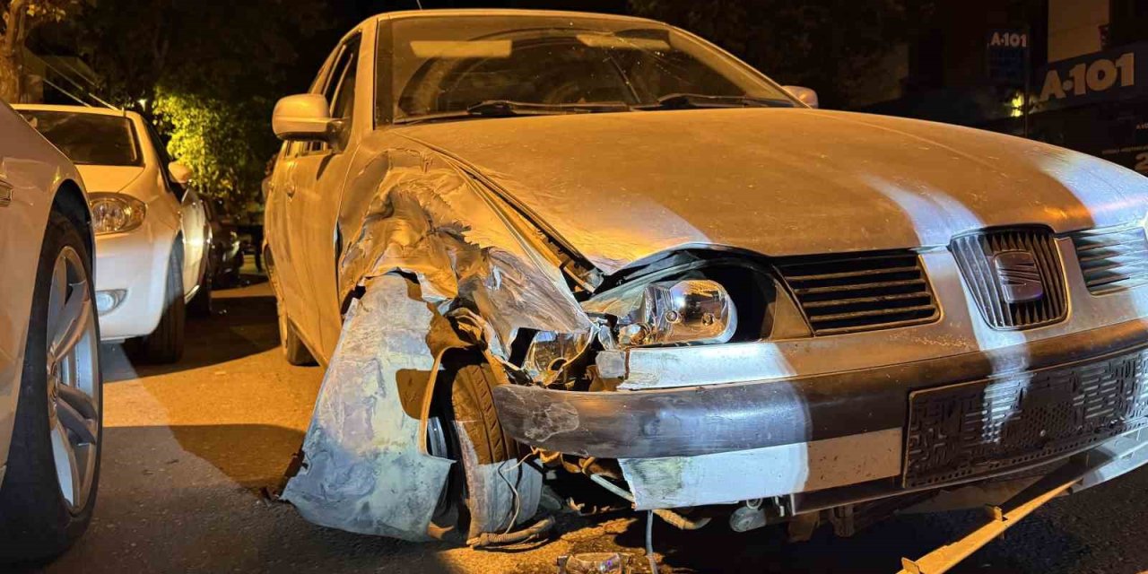 Park halindeki 2 araca çarpan otomobil sürücüsü olay yerinden kaçtı