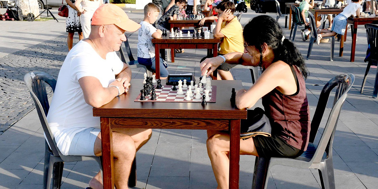 Kuşadası'nda "Sokakta Satranç Var!"