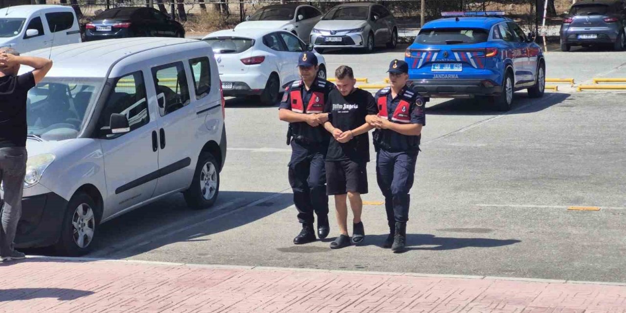 Göçmenlerle birlikte kıskıvrak yakalandı