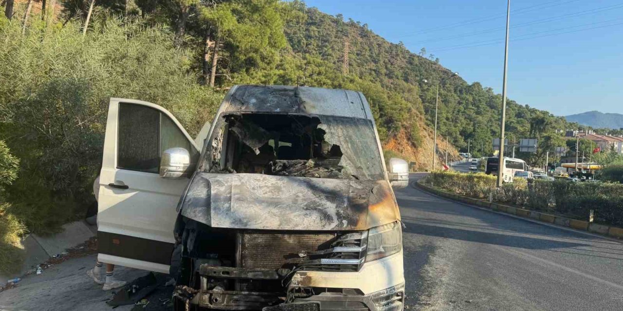 Marmaris’te turistleri taşıyan minibüs alev aldı