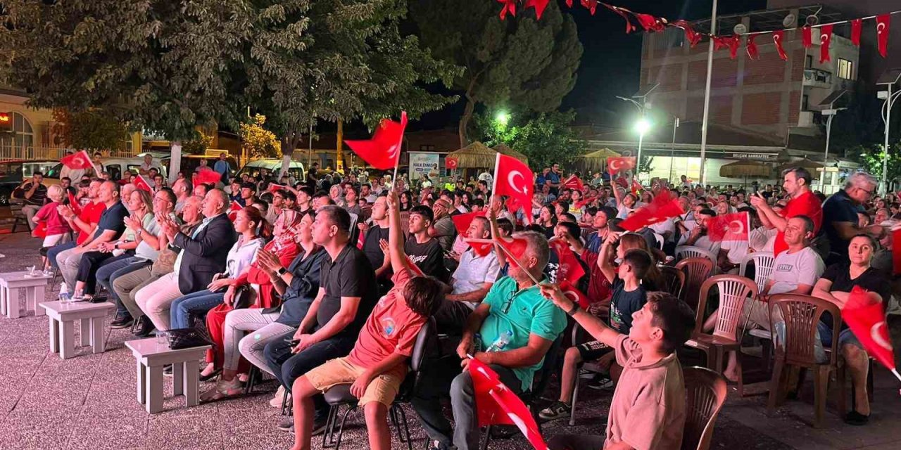 İncirliova’daki vatandaşlar, A Milli Basketbol Takımı maçını dev ekranda izledi