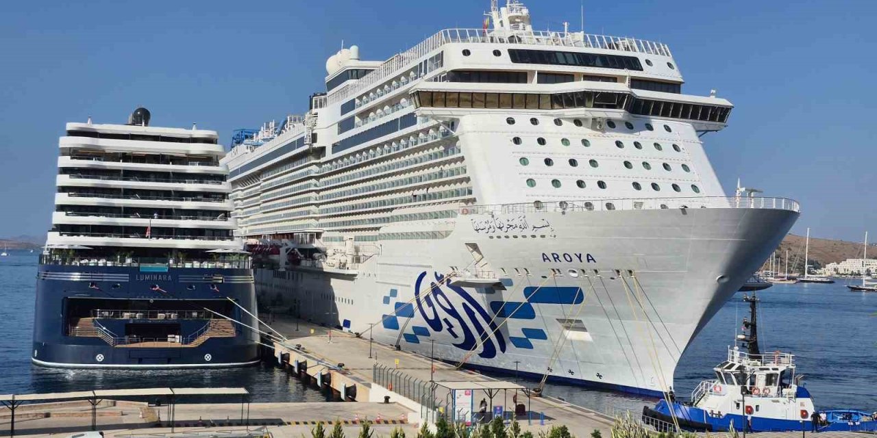 Bodrum’a 2 gemi birden geldi