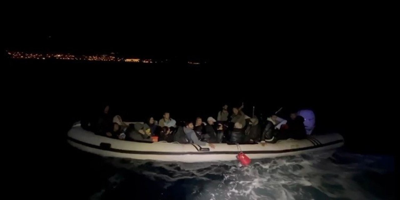 İzmir’de sürüklenen lastik bottaki 33 düzensiz göçmen kurtarıldı