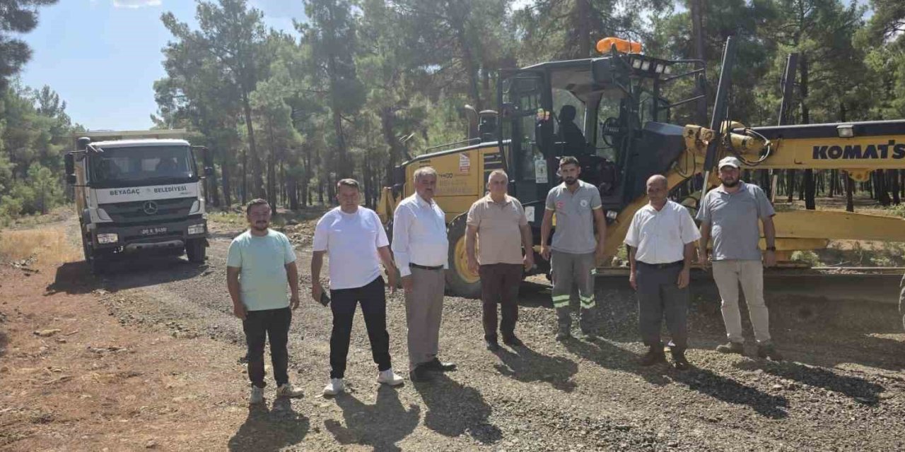 Beyağaç Belediye Başkanı Sezayi Pütün asfaltlama çalışmalarını yerinde inceliyor