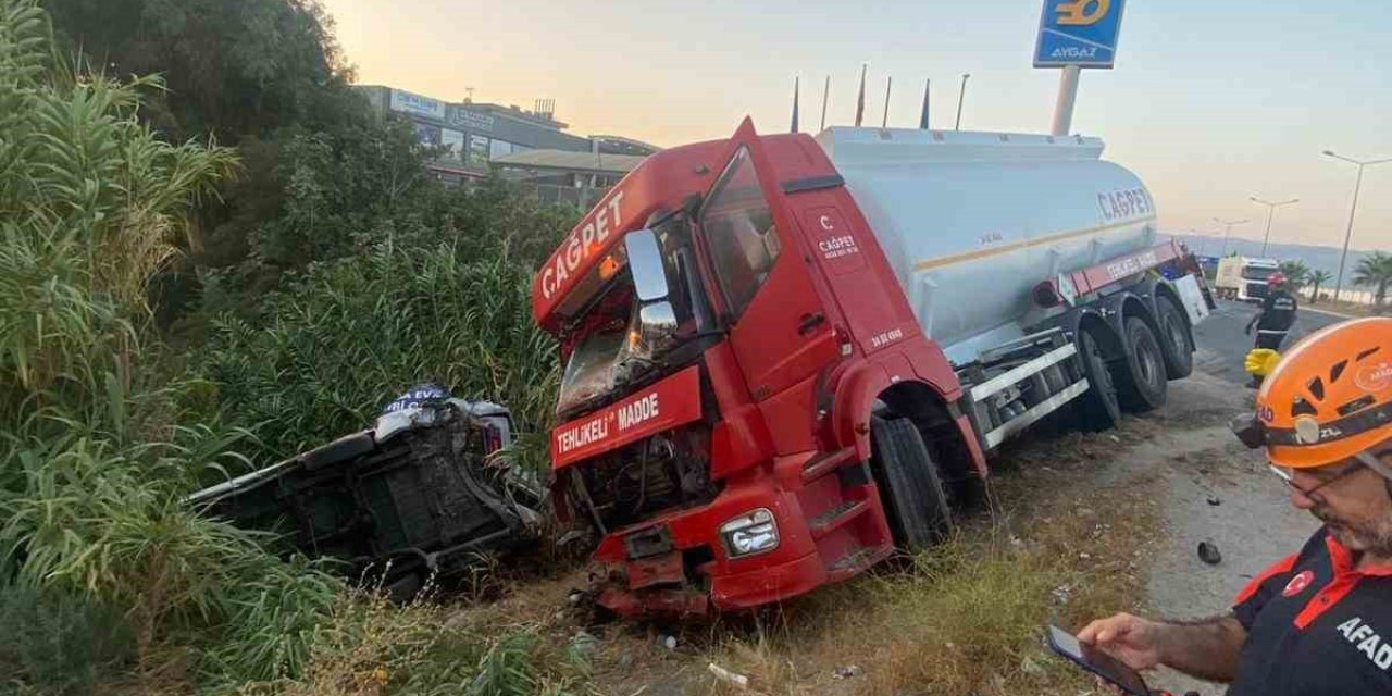 Akaryakıt tankeri ile minibüs çarpıştı: 4 yaralı