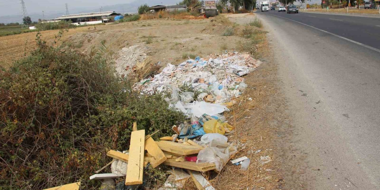 Duyarsız vatandaşlar yol kenarlarını çöplüğe çevirdi