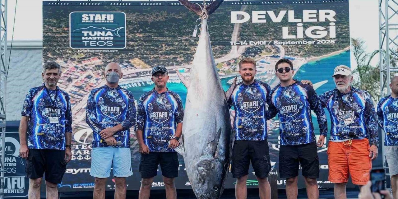 İzmir’de 2.5 saat mücadeleyle 185 kiloluk dev orkinos yakalandı