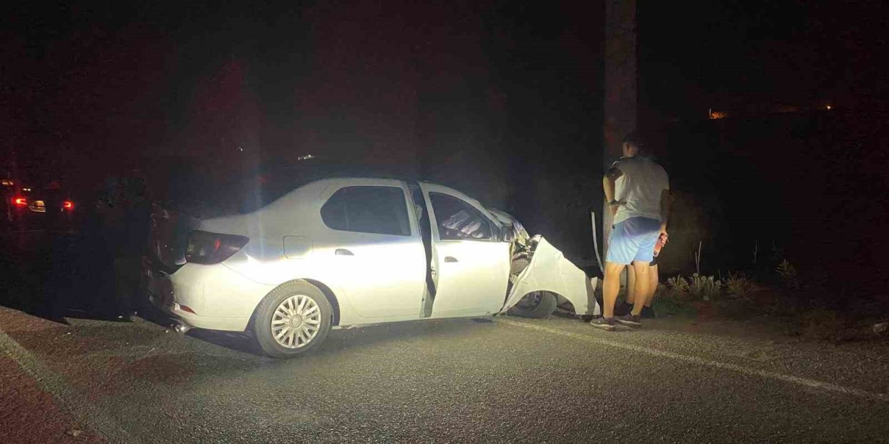 Seyir halinde lastiği patlayan otomobil elektrik direğine çarptı; 1 yaralı