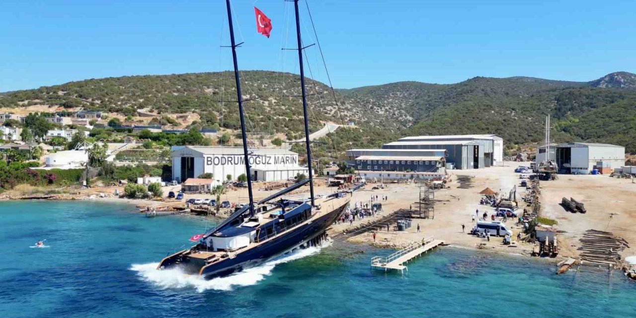 Bodrum’da 978 milyon liralık dev yelkenli suya indirildi