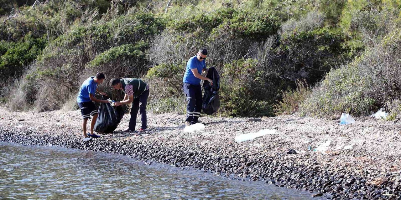 Muğla Büyükşehir’den araç ulaşımı olmayan koylarda temizlik