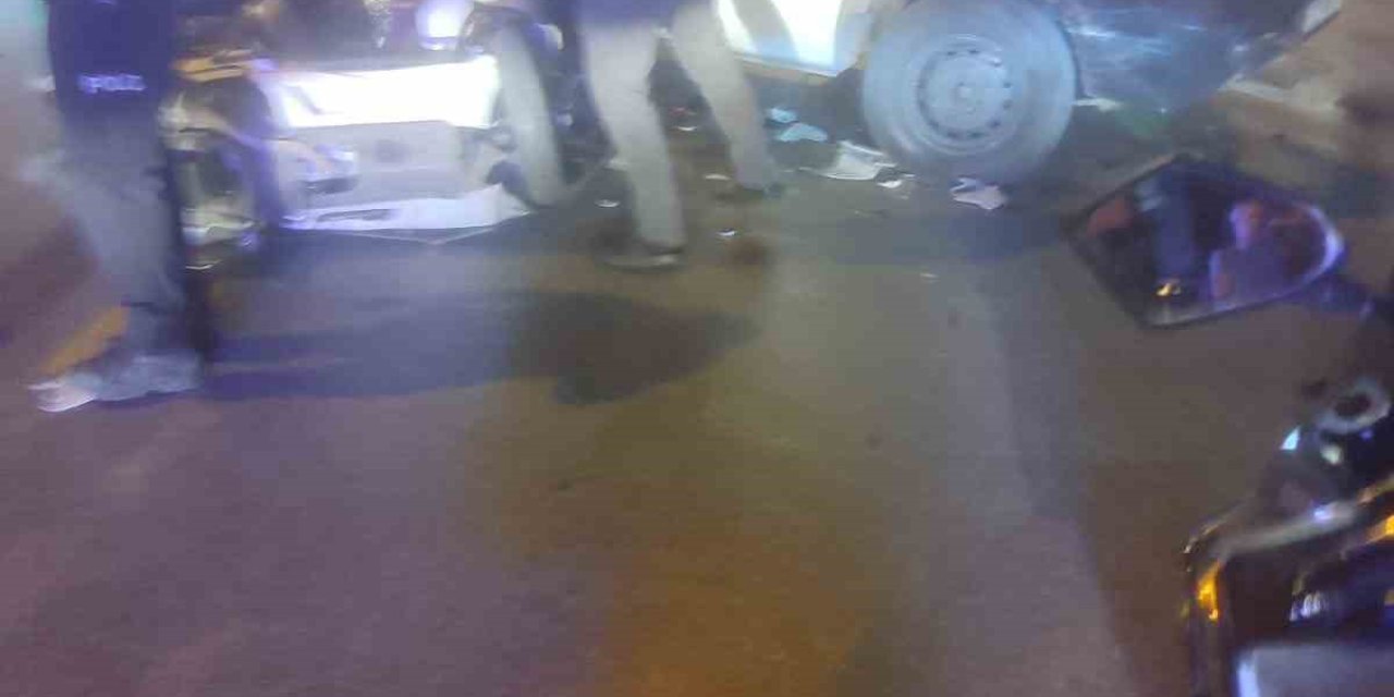 Tek şeritli caddeden ara yola geçmek isteyen kamyonetin çarptığı motosikletli ağır yaralandı