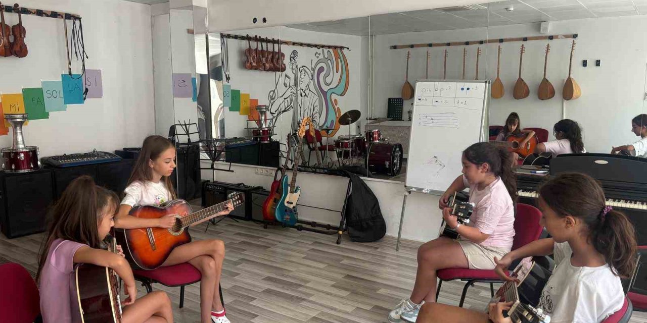 Muğla Uluslararası Gençlik Merkezi’nde çocuklara yönelik ücretsiz enstrüman eğitimleri başladı