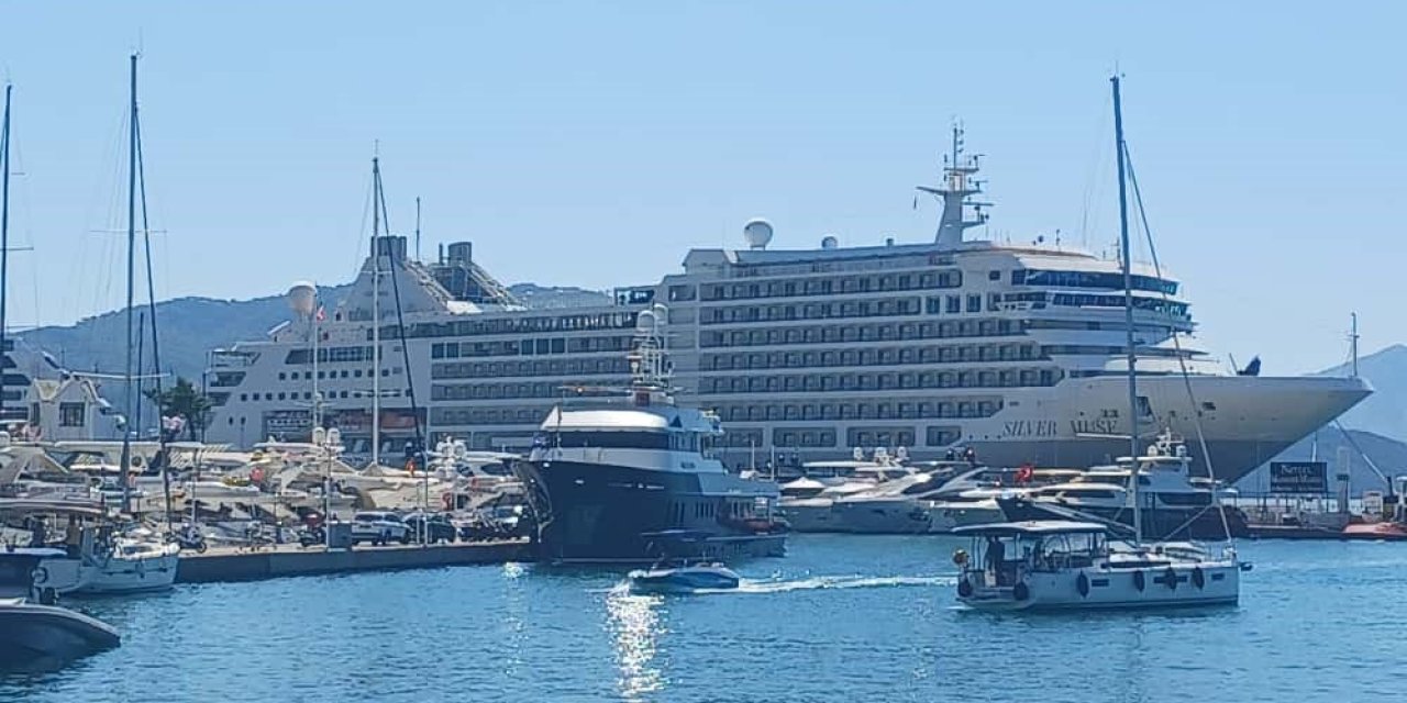 Marmaris Limanı’na iki kruvaziyer gemi demir attı