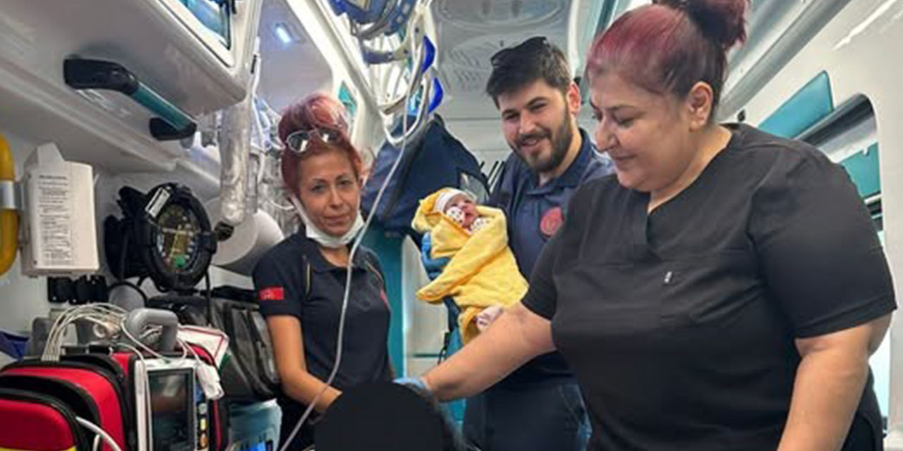 Bebek ambulansta dünyaya geldi