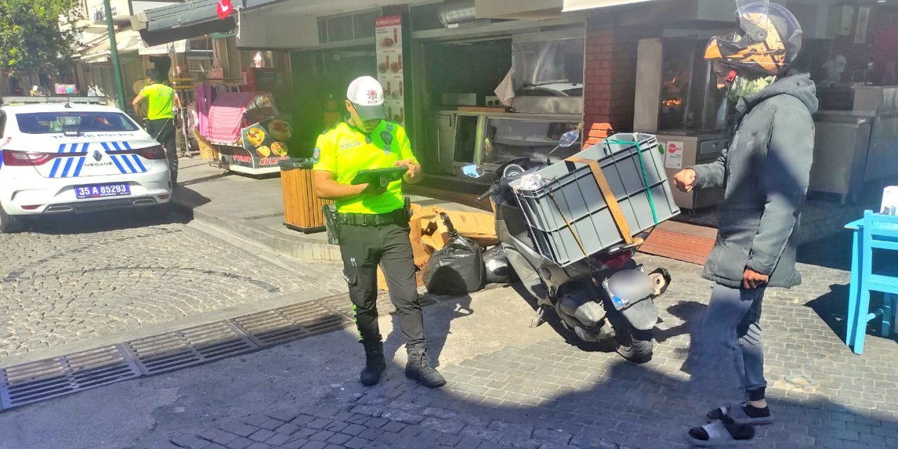 Çeşme çarşısında motosiklet sürücülerine denetim