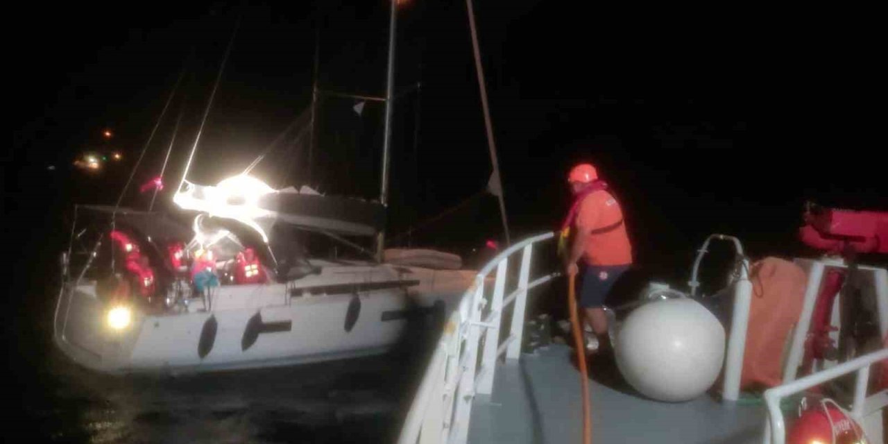 İçinde 8 kişi bulunan ve sürüklenen yelkenli tekne arızalanınca KIYEM ekipleri kurtardı