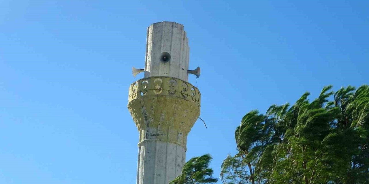 Menteşe’de fırtına minareyi yıktı, ağaçları söktü