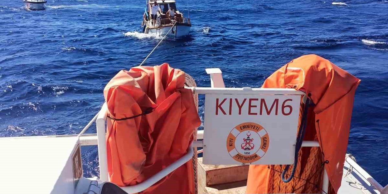 Gümbet açıklarında sürüklenen tekne kurtarıldı