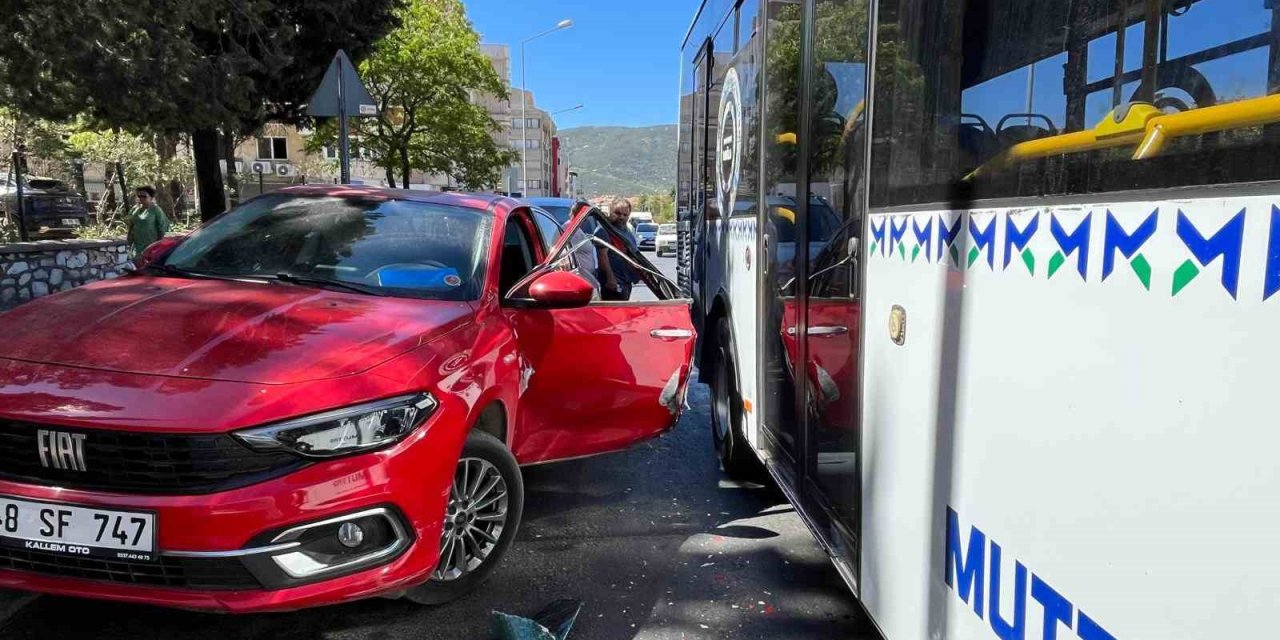 Açtığı kapıya belediye otobüsü çarptı