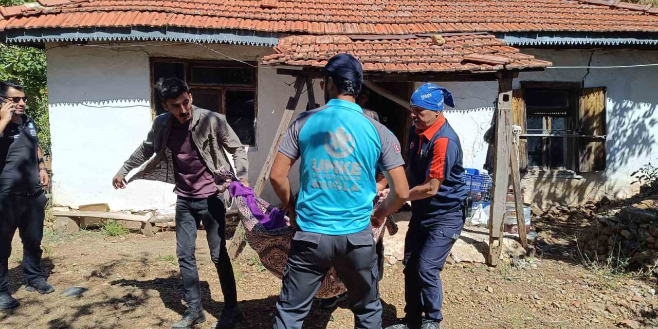 AFAD ve UMKE ekipleri yaşlı vatandaşları tahliye etti
