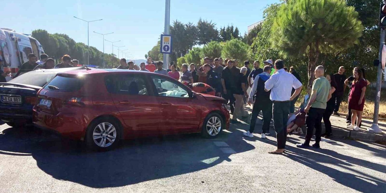 Trafik ışıkları arızalandı, araçlar birbirine girdi