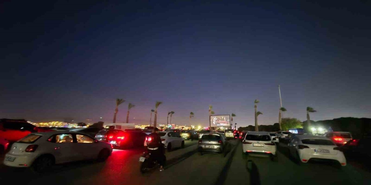 İzmir’de arabada film keyfi