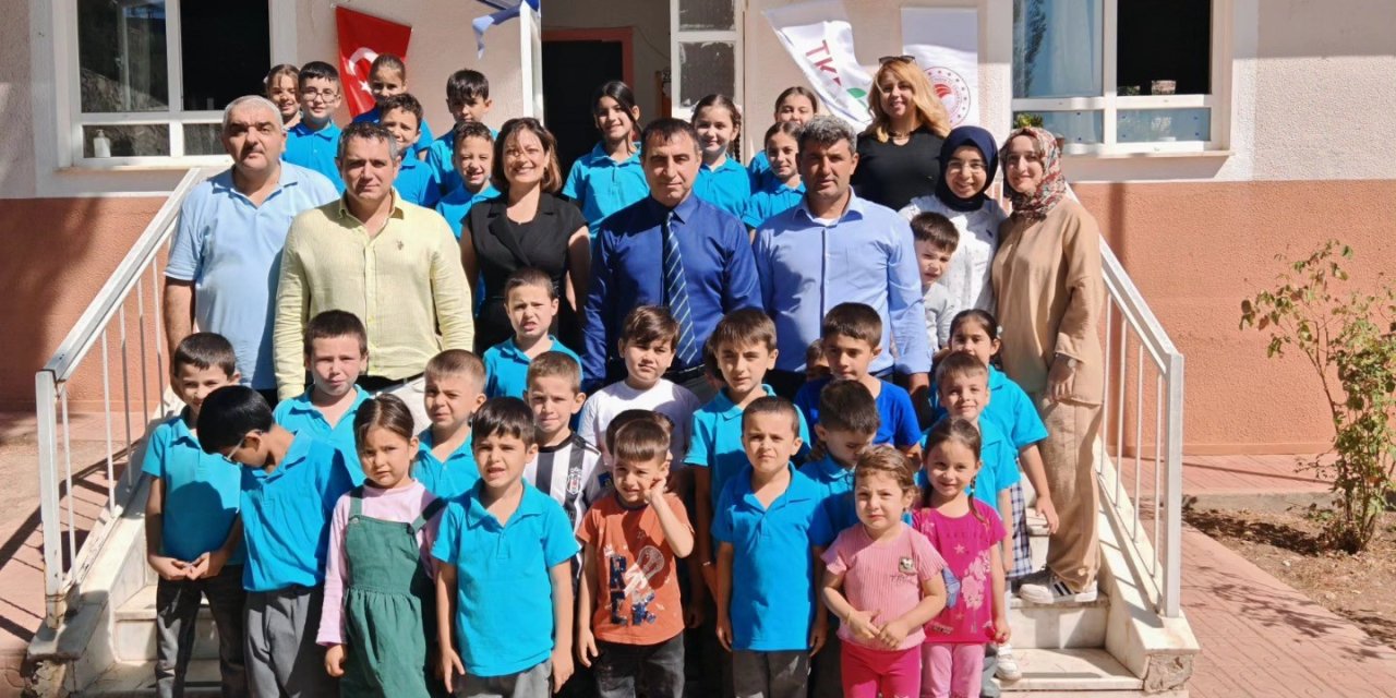 Nazilli’de öğrenciler zeytin fidanlarını toprakla buluşturdu