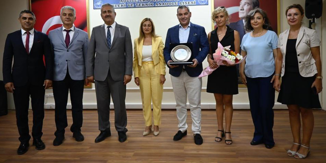 Kuşadası’nda eğitime destek veren hayırsevere plaket