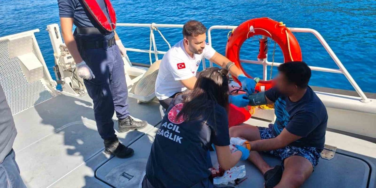Özel teknede yaralanan vatandaşa Sahil Güvenlik tıbbi tahliye