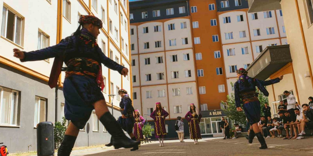 Aydın’da yurtlara gelen öğrenciler halk oyunları ile karşılandı