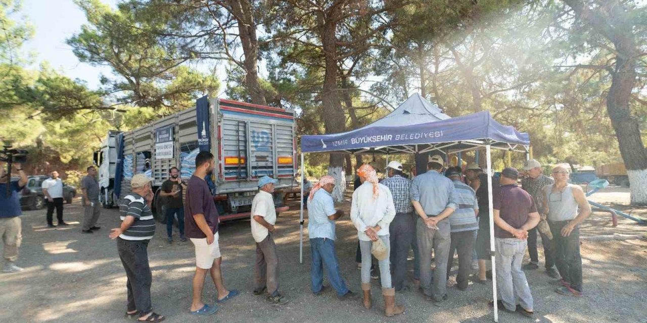 Ödemiş’te yanan köylere 40 tonluk yem desteği