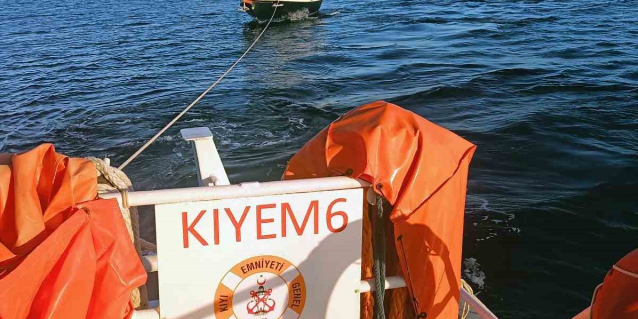 Karaada açıklarında sürüklenen tekne kurtarıldı