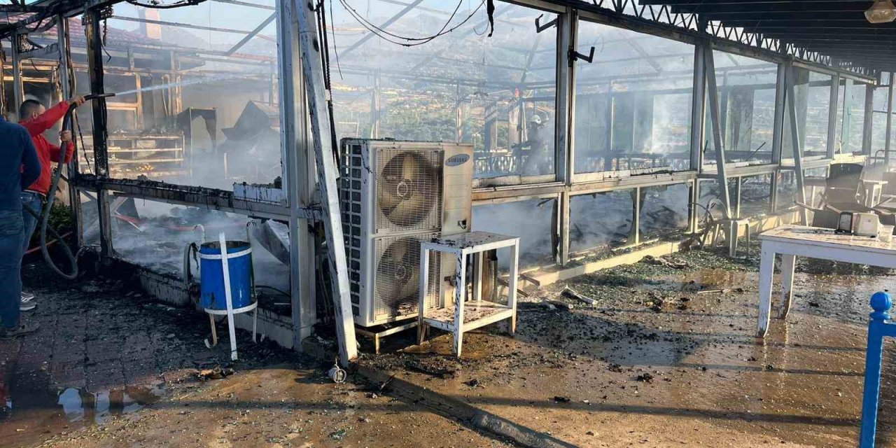 Kiraz’da yangın çıkan sosyal tesis kullanılamaz hale geldi