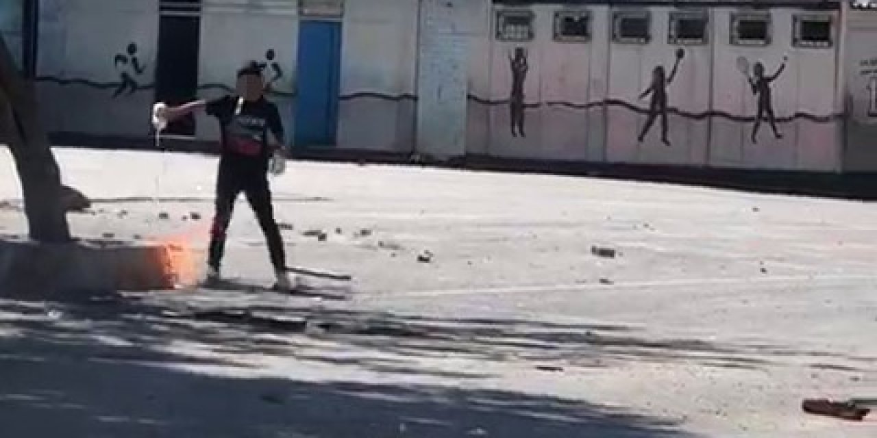 Okulun camlarını kırdılar, bahçesinde ateş yaktılar