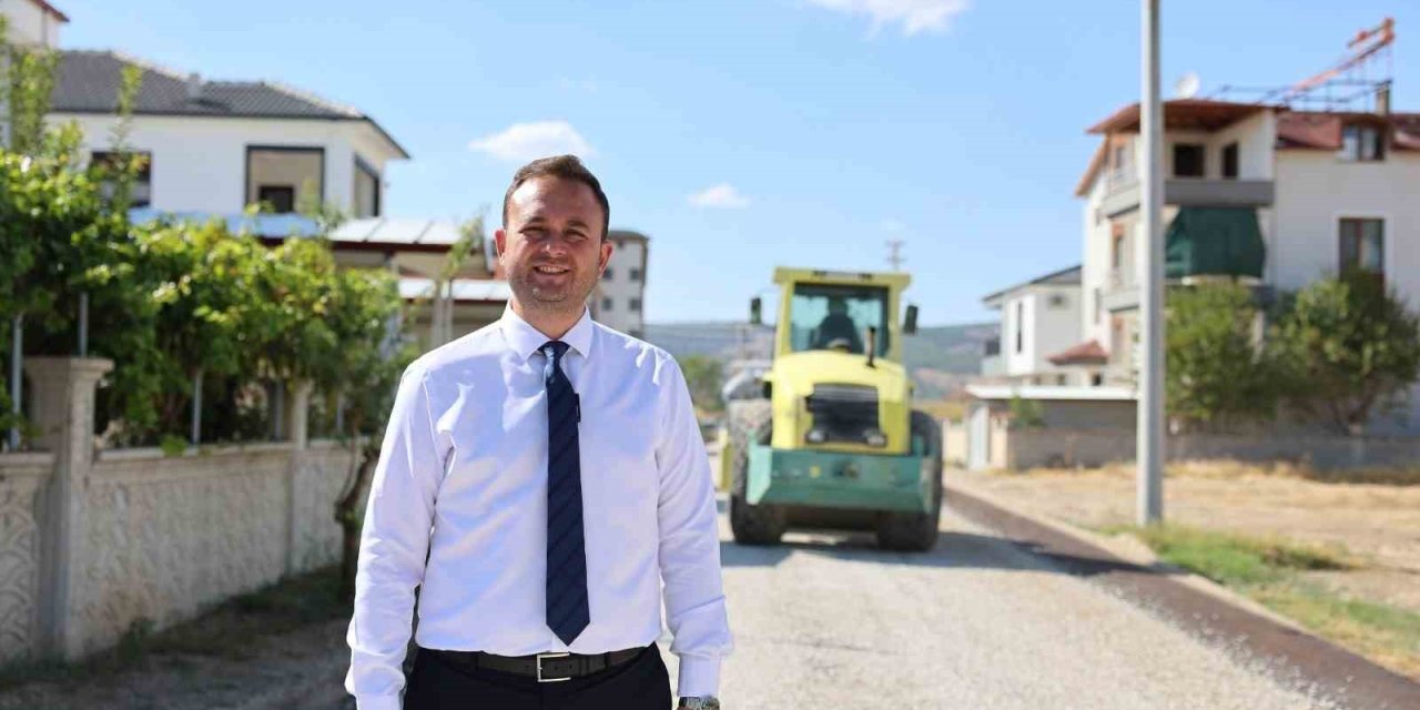 Başkan Dere direksiyona geçip Çivril’nin iki mahallesinde asfalt çalışmasını noktaladı